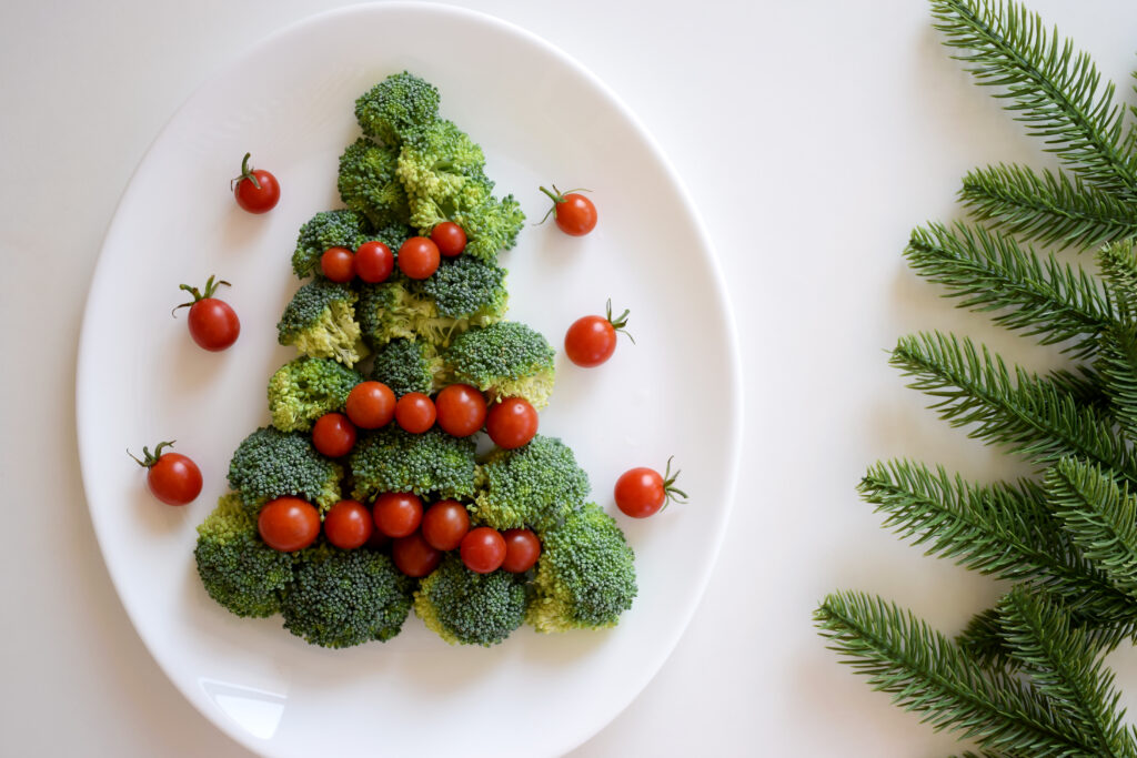 christmas-tree-made-of-broccoli-and-small-tomatoes